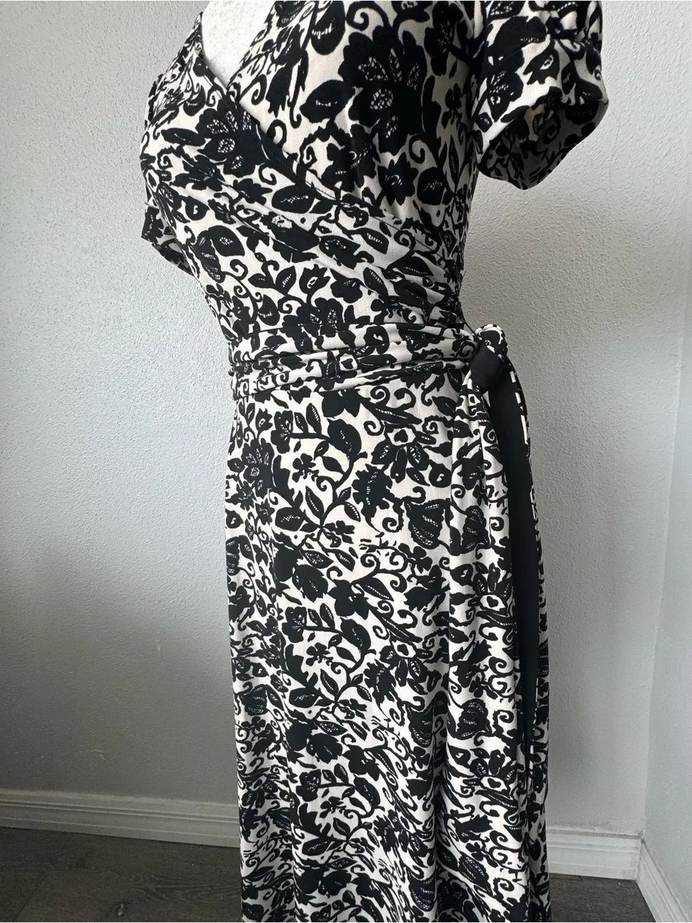 Donna Morgan Black and White Dress Floral Wrap Midi Knit SZ 6 - Picture 5 of 10